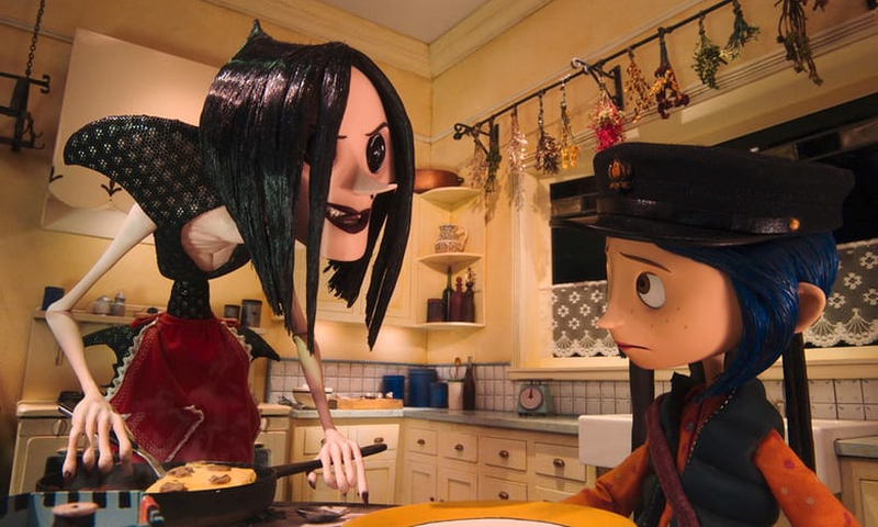 Coraline discovers a strange parallel world where everything seems perfect at first. (Source: Internet)