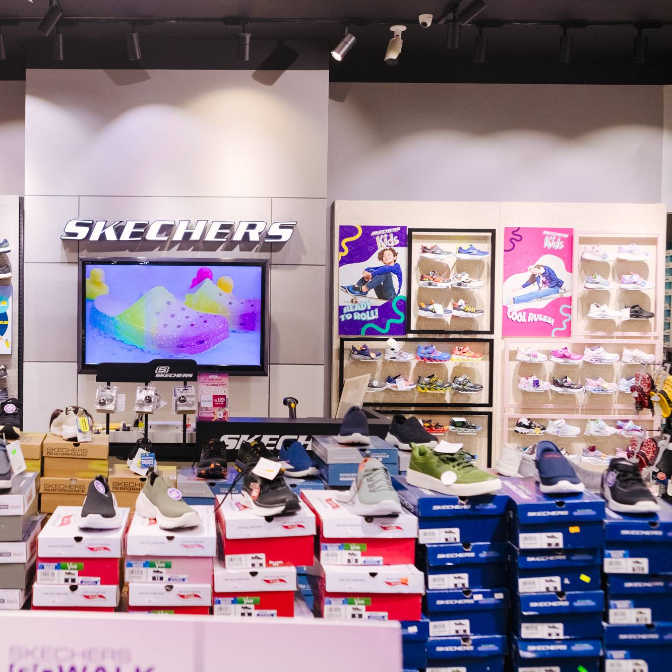 SKECHERS