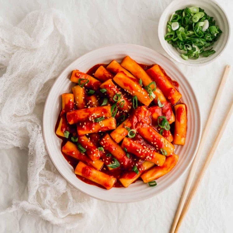 Tteokbokki là món bánh gạo được nấu trong nước sốt cay Gochujang bóng mẩy rất hấp dẫn