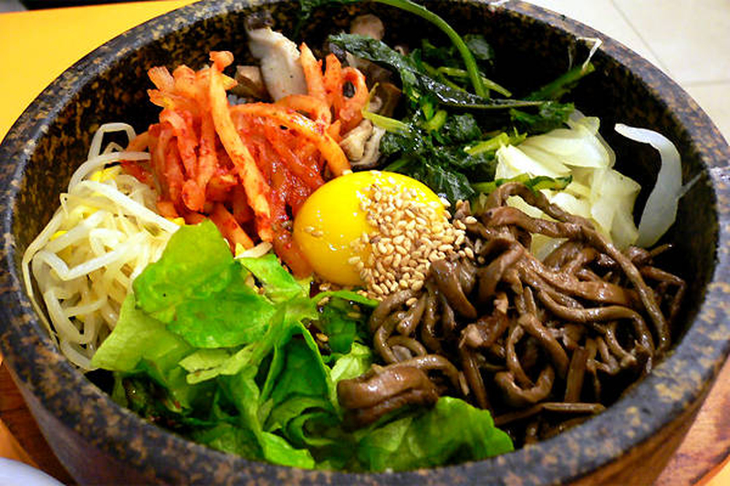 A colorful, filling bowl of bibimbap is a notable choice on the Hanuri menu. (Source: Internet)