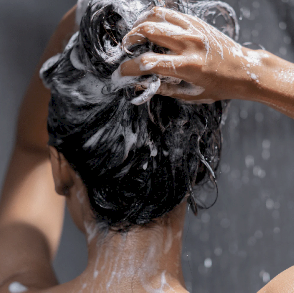 Gội đầu sạch sâu đúng cách để loại bỏ bụi bẩn và dầu nhờn (Nguồn: Internet) Gội đầu sạch sâu đúng cách để loại bỏ bụi bẩn và dầu nhờn (Nguồn: Internet)