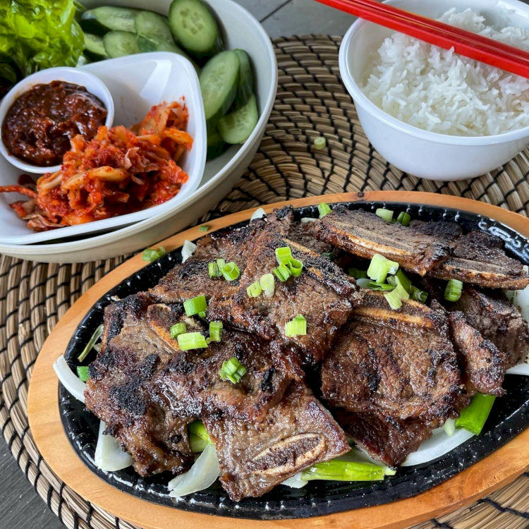 Galbi là món sườn bò hoặc sườn heo cắt bản lớn nướng than hoa thơm lựng