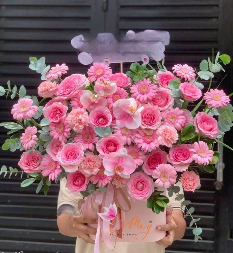Hộp hoa hồng và hoa đồng tiền tông hồng là món quà nổi bật dành tặng phái nữ dịp 20/10. (Nguồn: Internet)