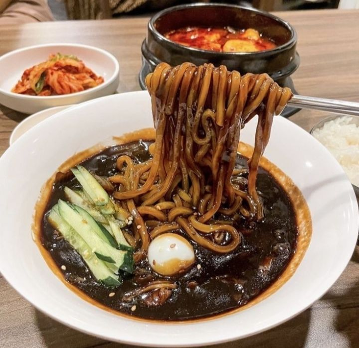 Jajangmyeon có sợi mì to, dai, được phủ ngập bởi lớp sốt Chunjang sền sệt (Nguồn: Internet)
