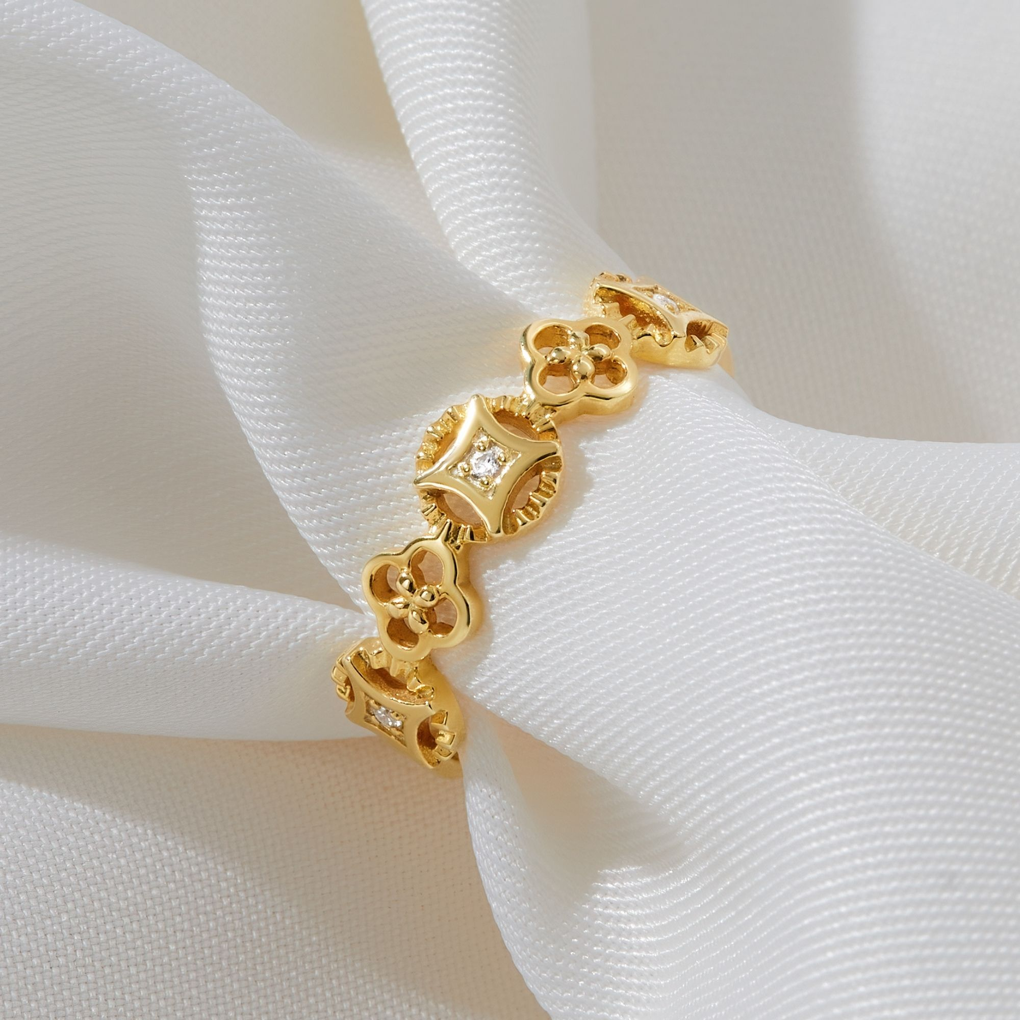 Cân nhắc chọn chất liệu nhẫn kim tiền phù hợp để thu hút năng lượng tích cực (Nguồn: Internet)