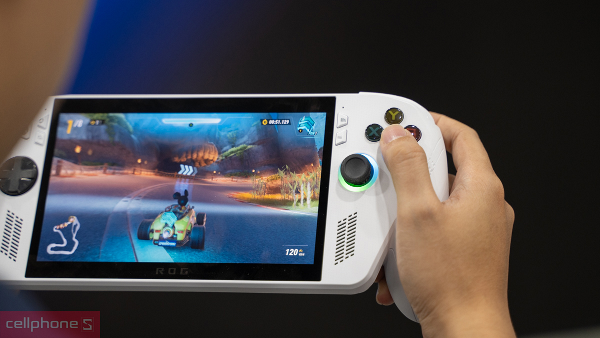 Máy chơi game cầm tay mang đến những phút giây giải trí thú vị cho bé trai. (Nguồn: Internet)