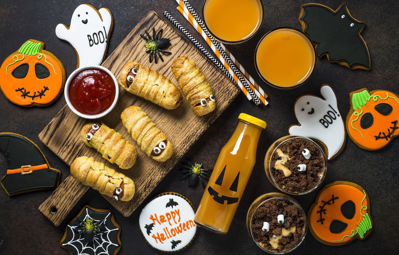 Bánh bí ngô, táo caramel và cupcake trang trí là những món ăn thường xuất hiện trong tiệc Halloween. (Nguồn: Internet)