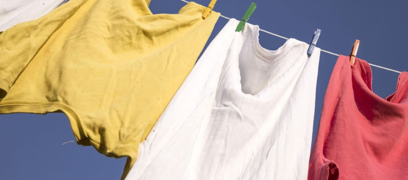 Đảm bảo quần áo được phơi khô hoàn toàn trước khi cất để tránh ẩm mốc (Nguồn: Internet) Đảm bảo quần áo được phơi khô hoàn toàn trước khi cất để tránh ẩm mốc (Nguồn: Internet)