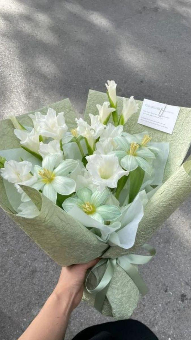 Bó hoa hồng pastel kết hợp hoa trắng nhỏ và giấy gói tông hồng là gợi ý quà tặng trang nhã. (Nguồn: Internet)