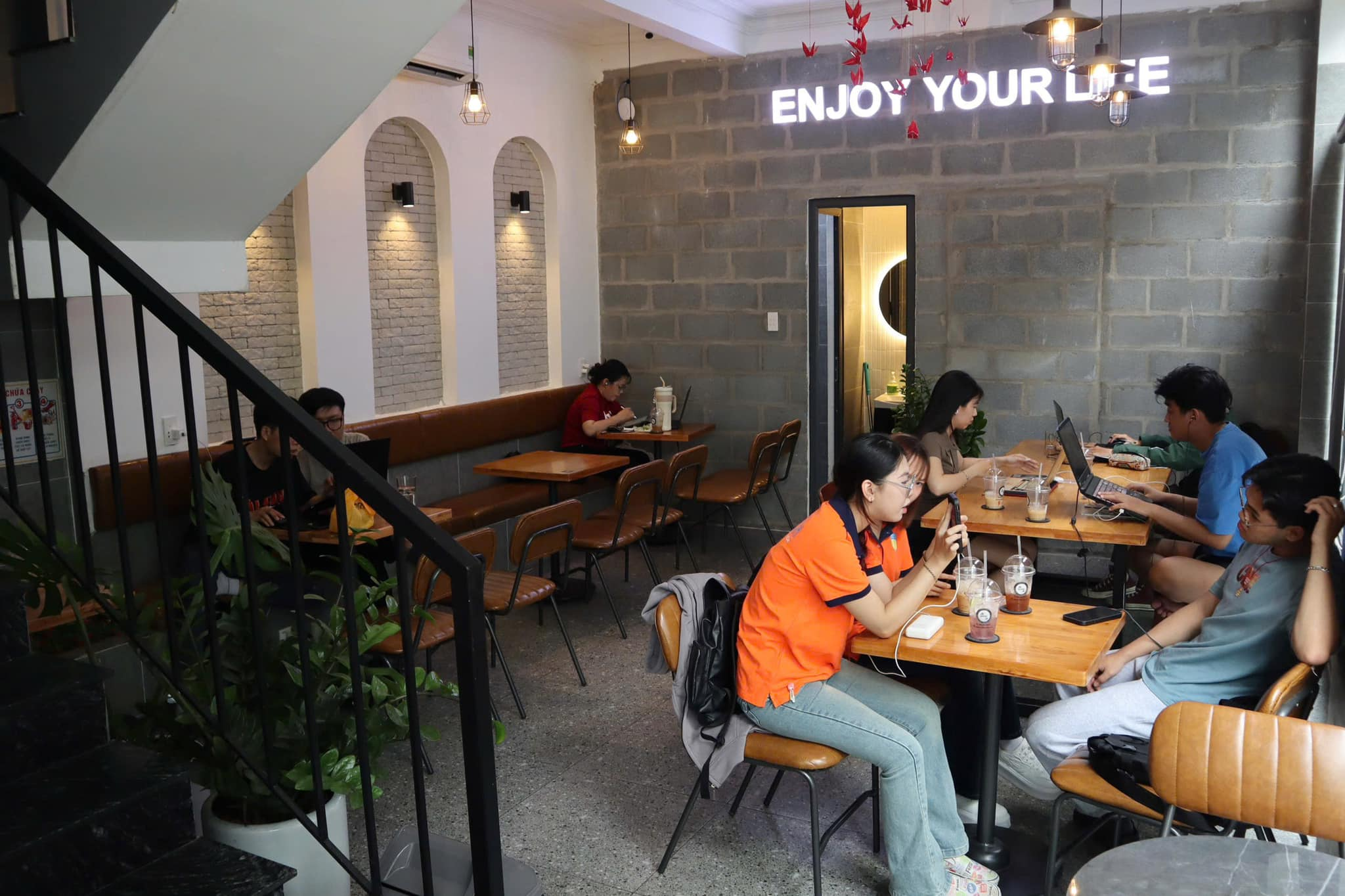 Coffee 24/24 là quán cà phê tụ tập quen thuộc của các bạn trẻ (Nguồn: Internet)