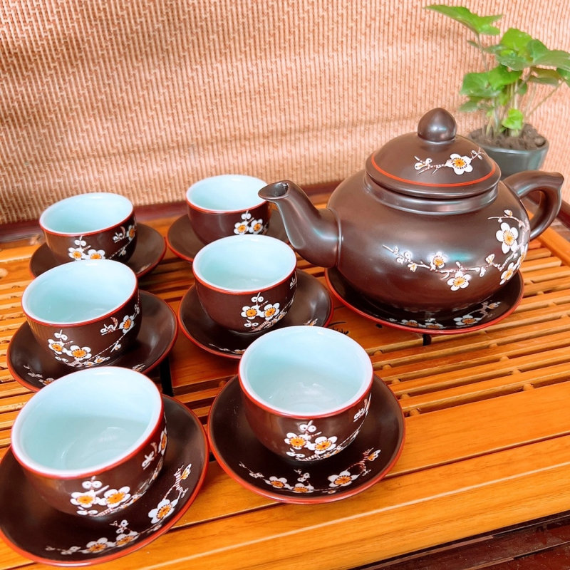 Bộ ấm trà gốm sứ tinh xảo mang lại nét sang trọng cho văn phòng tiếp khách của sếp (Nguồn: Internet) Bộ ấm trà gốm sứ tinh xảo mang lại nét sang trọng cho văn phòng tiếp khách của sếp (Nguồn: Internet)