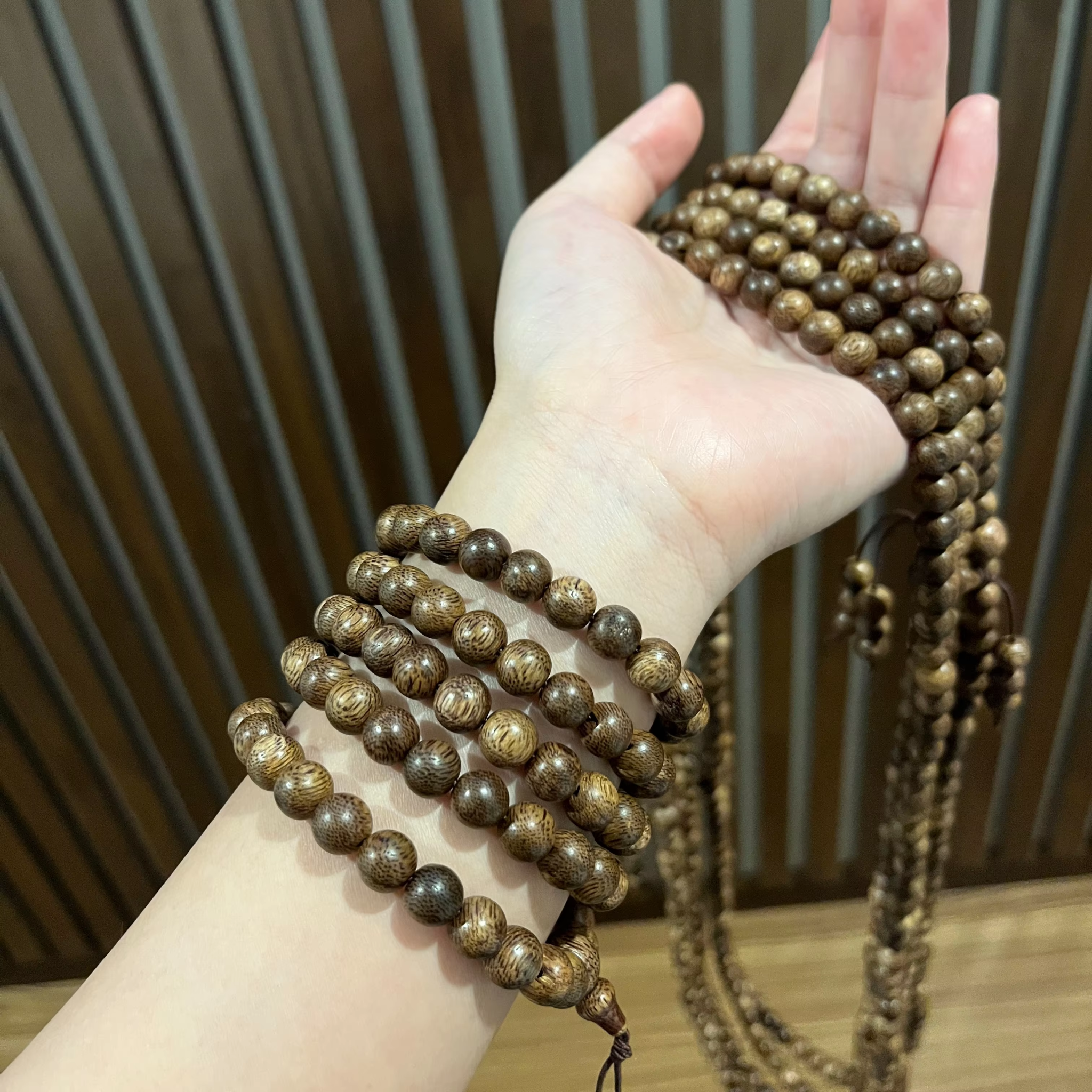 Nữ giới không nên đeo vòng trầm quá chật hoặc quá lỏng (Nguồn: Internet)