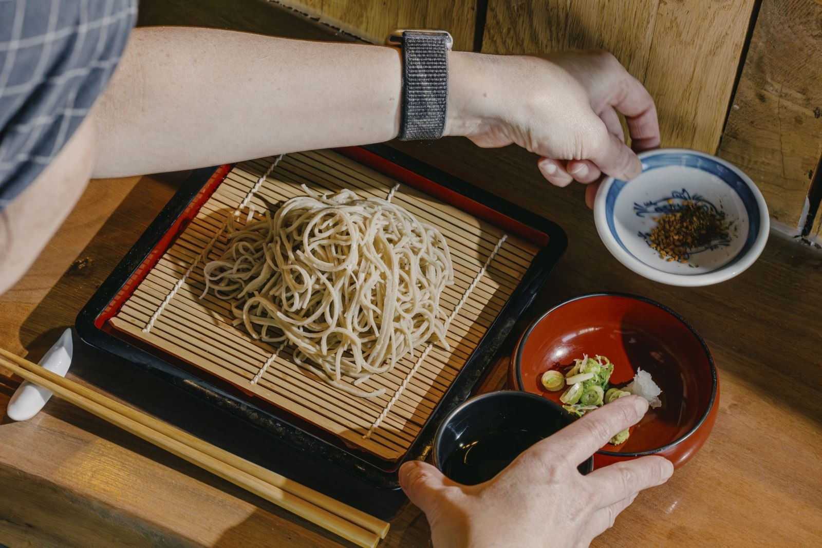 Mì Soba lạnh bày trên khay tre mang đậm nét tinh tế của ẩm thực Phù Tang (Nguồn: Internet) Mì Soba lạnh bày trên khay tre mang đậm nét tinh tế của ẩm thực Phù Tang (Nguồn: Internet)