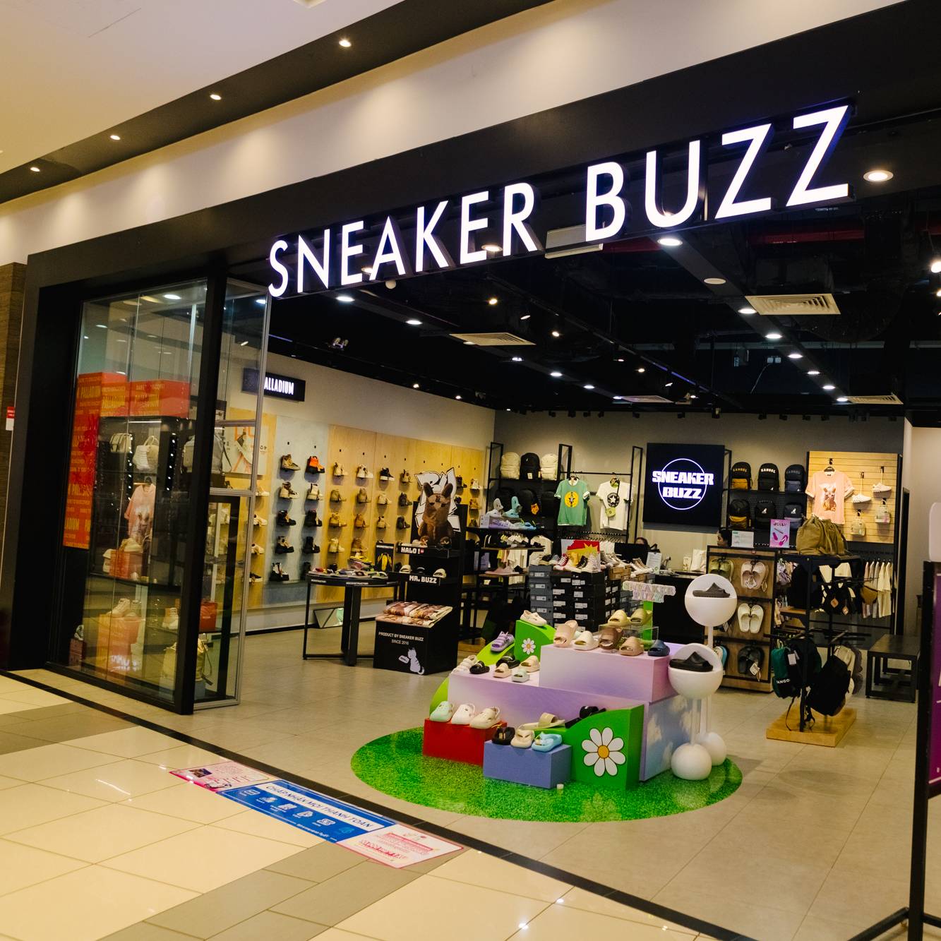 SNEAKER BUZZ