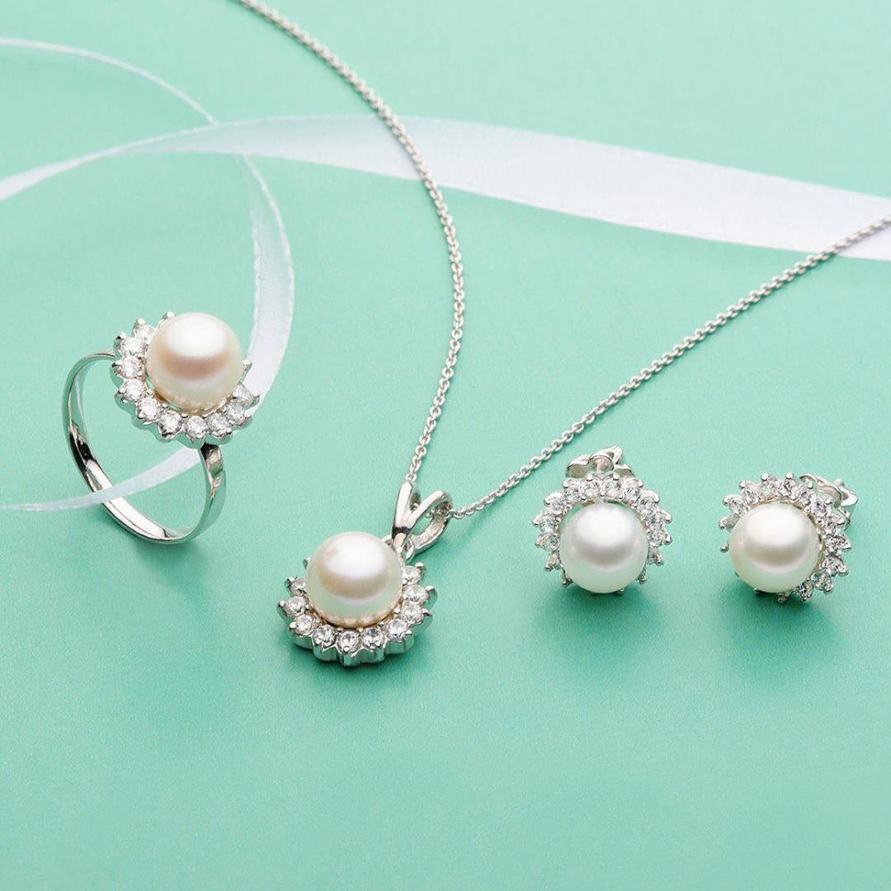 Trang sức tượng trưng cho sự gắn kết lâu dài và tình yêu vĩnh cửu (Nguồn: Internet) Trang sức tượng trưng cho sự gắn kết lâu dài và tình yêu vĩnh cửu (Nguồn: Internet)