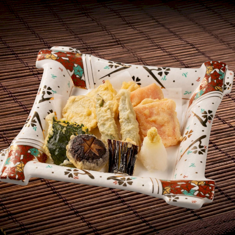 iSushi buffet có 2 món nóng đặc trưng: Temaki tôm tempura và Gà karaage (Nguồn: iSushi) iSushi buffet có 2 món nóng đặc trưng: Temaki tôm tempura và Gà karaage (Nguồn: iSushi)