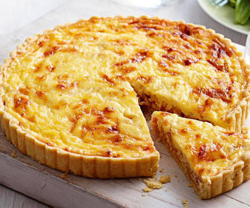 Quiche sở hữu vỏ bánh giòn xốp và phần nhân béo ngậy (Nguồn: Internet) Quiche sở hữu vỏ bánh giòn xốp và phần nhân béo ngậy (Nguồn: Internet)