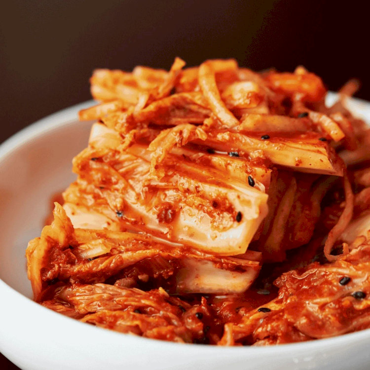 Kimchi là món ăn Hàn Quốc truyền thống với vị cay nồng của ớt bột và sự dai, giòn của cải thảo