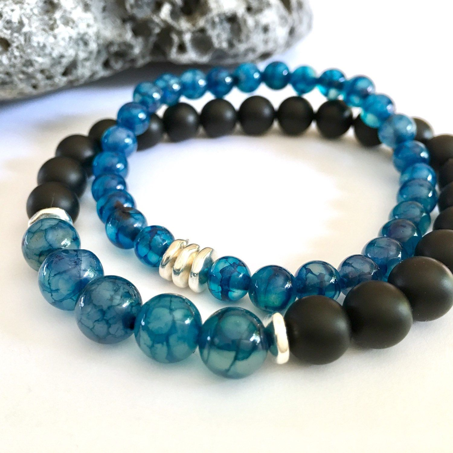 Vòng đá màu xanh dương, đen (Nguồn: Internet)