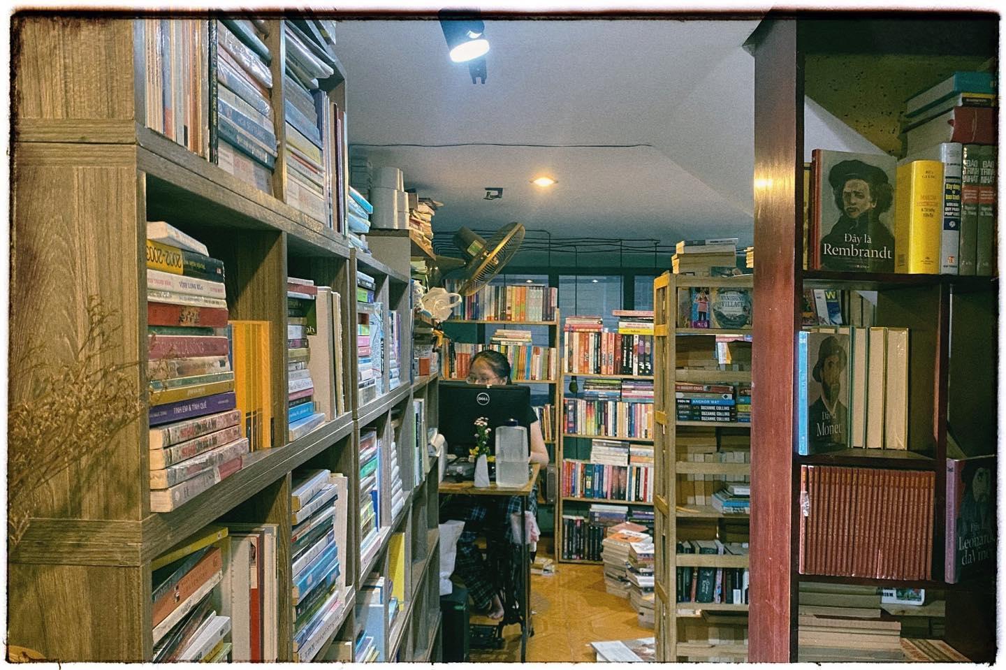 Slowee Coffee & Books sở hữu không gian yên tĩnh và hoài cổ (Nguồn: Internet)