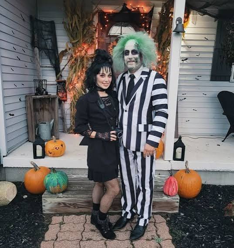Lydia trong váy cưới đỏ rực sánh đôi bên Beetlejuice tạo hiệu ứng thị giác ấn tượng. (Nguồn: Internet)