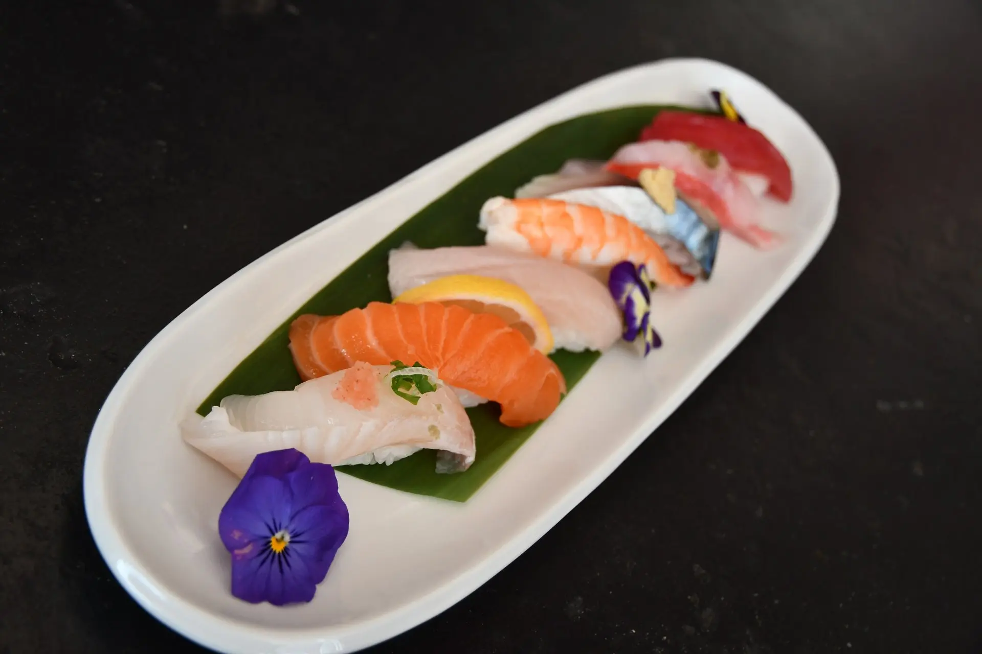 Đĩa sushi tươi ngon được bày biện vô cùng bắt mắt (Nguồn: Internet)