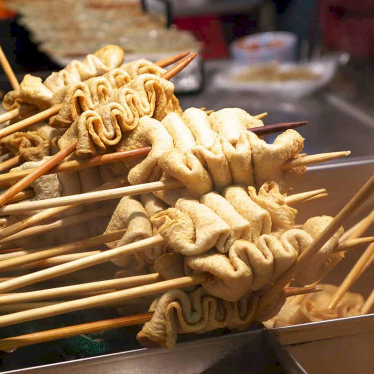 Odeng hay Eomuk là chả cá được chế biến từ thịt cá xay và nấu trong nước dùng hải sản nên có vị ngọt thanh, dễ ăn