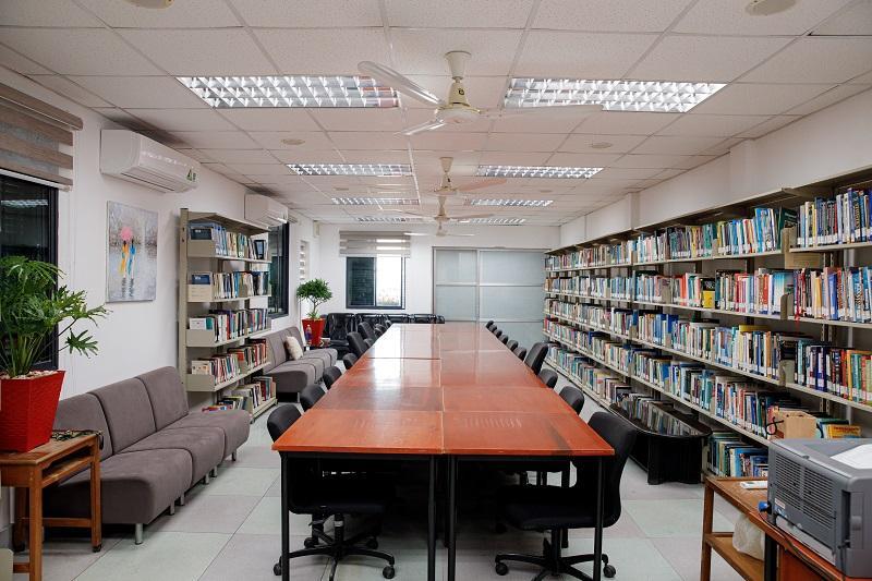 Thư viện Trường Đại học Kinh tế cơ sở B là nơi yên tĩnh để học tập (Nguồn: Internet)