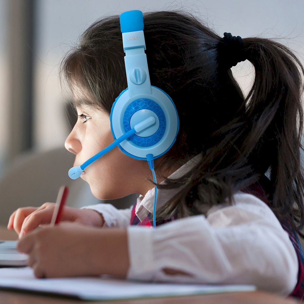 Các bé đặc biệt rất thích thú khi nhận quà Noel là scooter (Nguồn: Internet) Các bé đặc biệt rất thích thú khi nhận quà Noel là scooter (Nguồn: Internet)