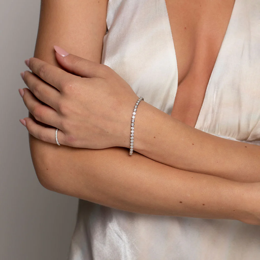 Y học khuyên hạn chế đeo vòng tay trái để tránh ảnh hưởng sức khỏe (Nguồn: Internet)