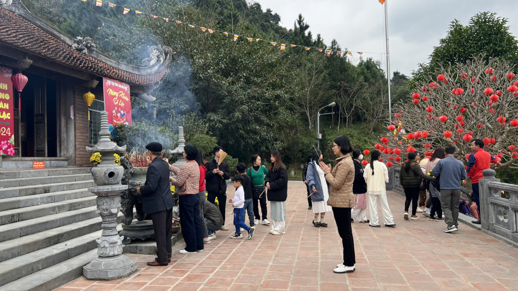 Đi chùa đầu năm để cầu chúc một năm mới an lành (Nguồn: Internet) Đi chùa đầu năm để cầu chúc một năm mới an lành (Nguồn: Internet)