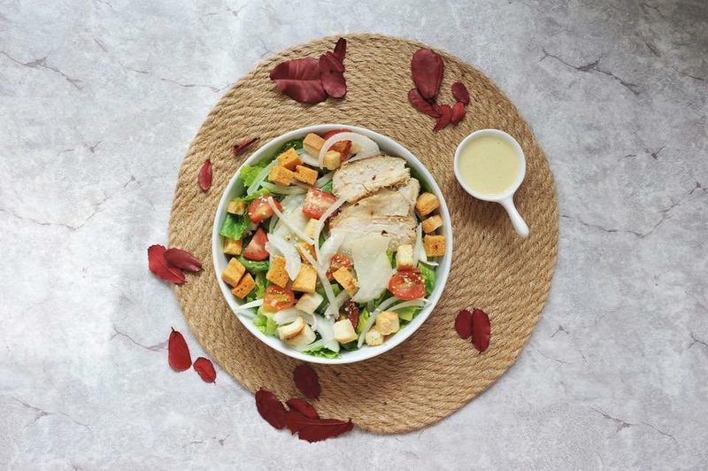 Insalata Vietnam phục vụ các phần cơm gạo lứt và salad thơm ngon với chi phí vô cùng hợp lý. (Nguồn: Internet)