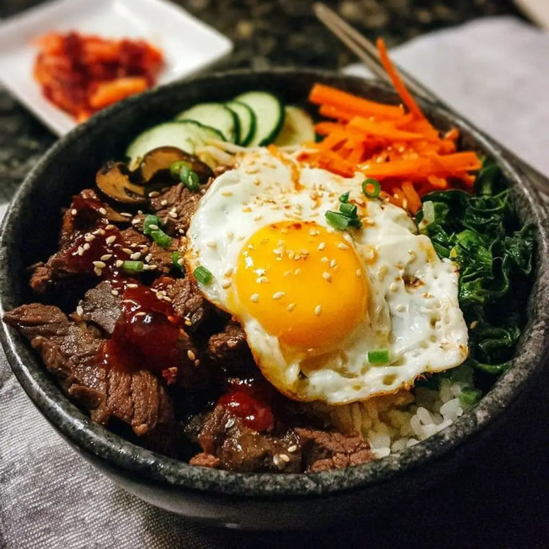 Bibimbap đầy màu sắc, cung cấp dinh dưỡng cân bằng cho mọi lứa tuổi (Nguồn: Internet) Bibimbap đầy màu sắc, cung cấp dinh dưỡng cân bằng cho mọi lứa tuổi (Nguồn: Internet)