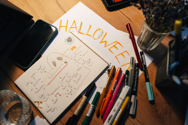 Bí ngô mini, cốc màu tối và một vài hình dơi nhỏ tạo góc bàn Halloween gọn gàng. (Nguồn: Internet)