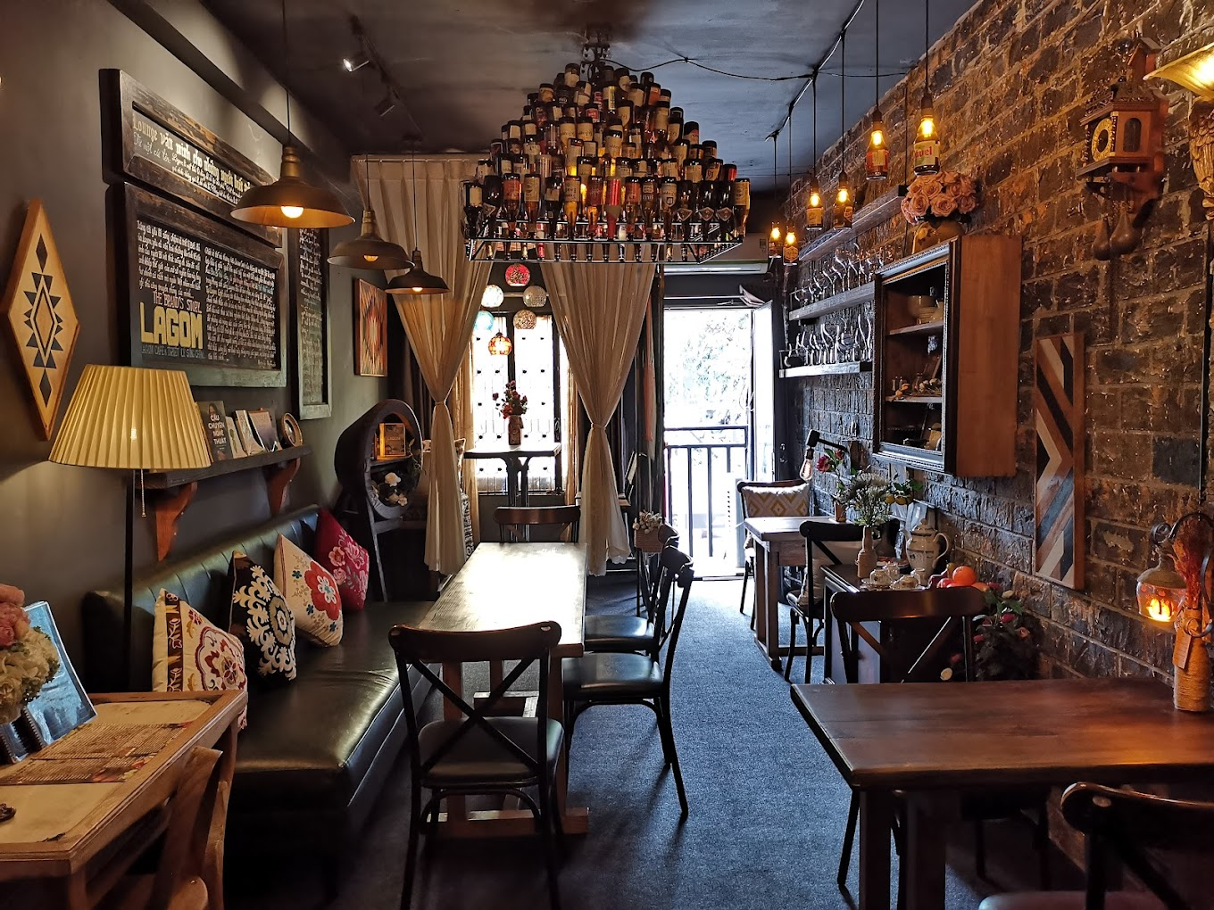 Lagom Cafe gây ấn tượng với không gian tối giản và triết lý kinh doanh cân bằng. (Nguồn: Internet)