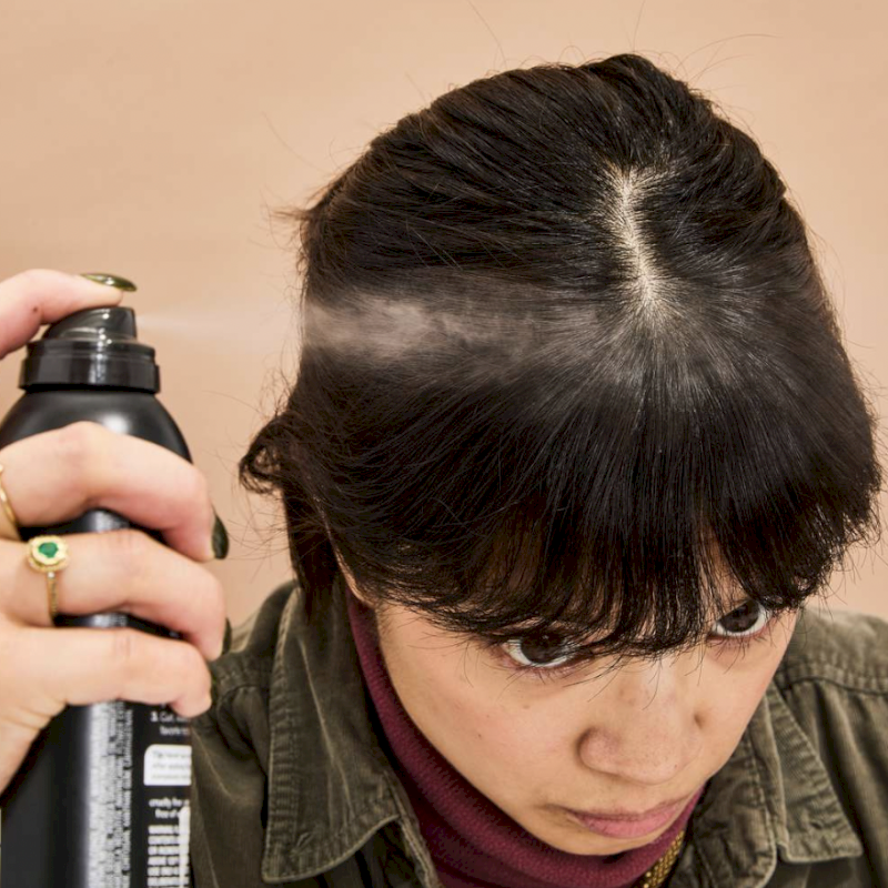 Xịt bảo vệ tóc trước khi ra ngoài (Nguồn: Internet) Xịt bảo vệ tóc trước khi ra ngoài (Nguồn: Internet)