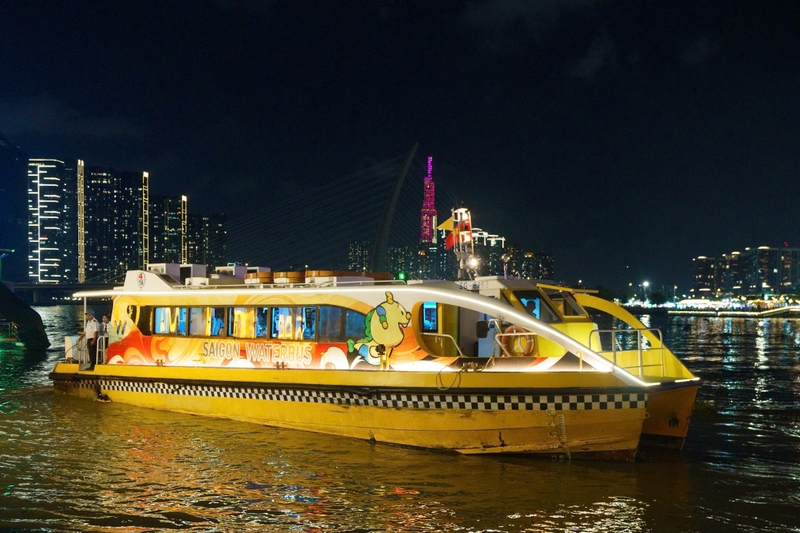Du khách lên Saigon Waterbus tại bến Bạch Đằng để ngắm cảnh thành phố từ sông Sài Gòn (Nguồn: Internet).