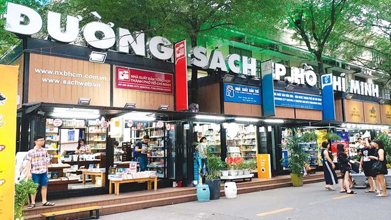 Không gian đọc sách tri thức và bình yên giữa lòng thành phố tại Đường sách Nguyễn Văn Bình.