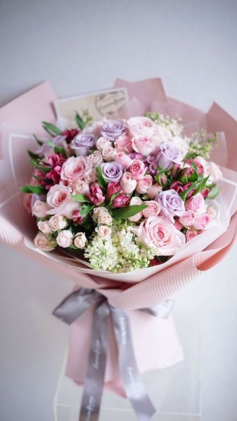 Bó hoa hồng tông hồng phối nhiều loại hoa nhỏ là món quà ngọt ngào dành tặng phái nữ. (Nguồn: Internet)
