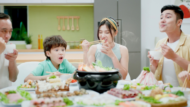 Cả nhà cùng quây quần bên nồi lẩu nóng hổi trong bữa ăn cuối tuần (Nguồn: Internet)