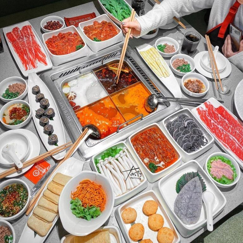 Thực đơn lẩu nhiều món cho nhóm đông, gồm thịt, hải sản, rau và mì. (Nguồn: Internet)
