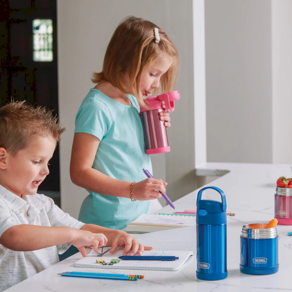 Tặng bình giữ nhiệt để bé mang theo khi đến trường (Nguồn: Internet) Tặng bình giữ nhiệt để bé mang theo khi đến trường (Nguồn: Internet)