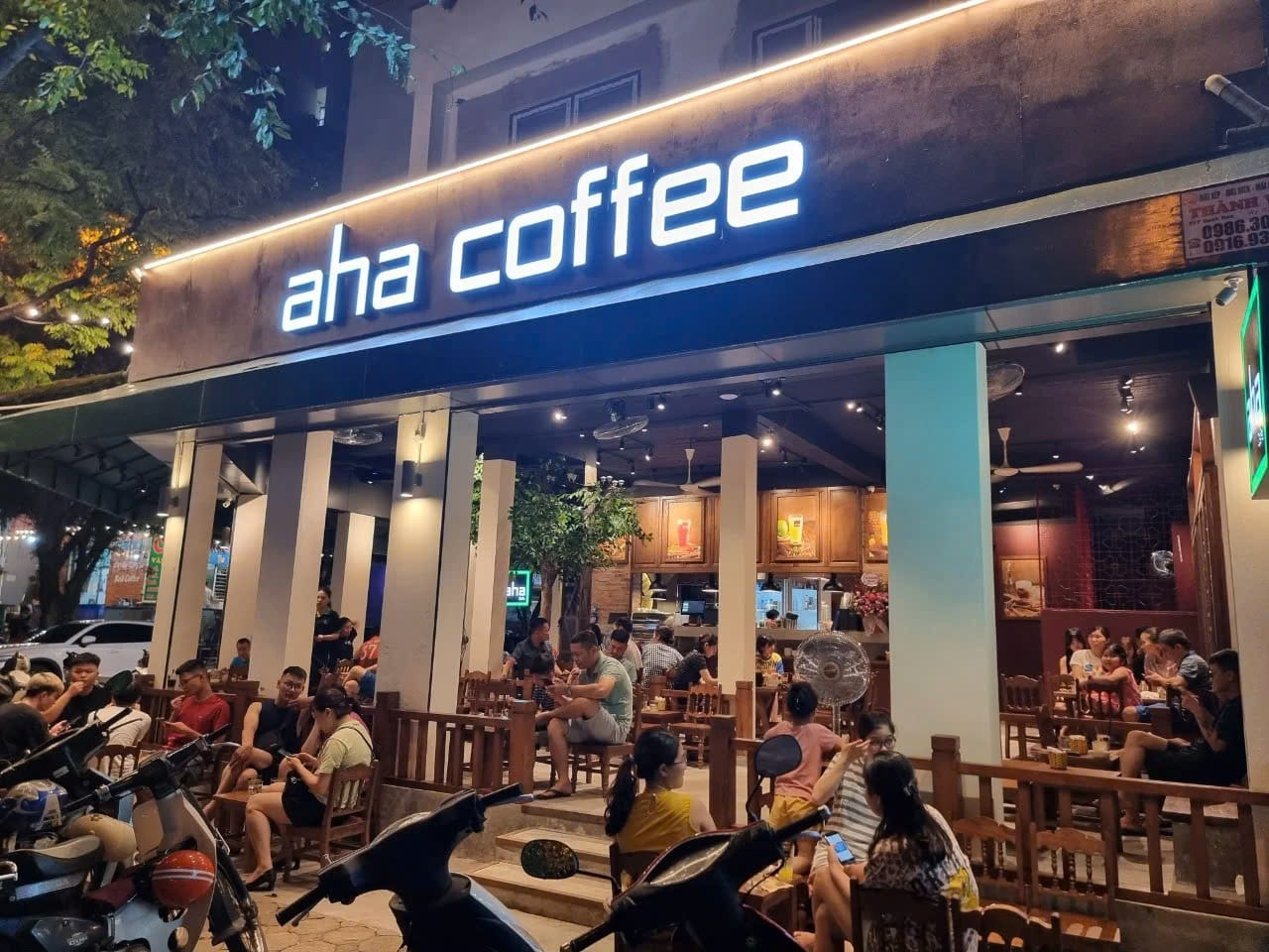 Aha Cafe tận dụng tối ưu lợi thế mặt bằng góc phố và không gian mở (Nguồn: Internet)