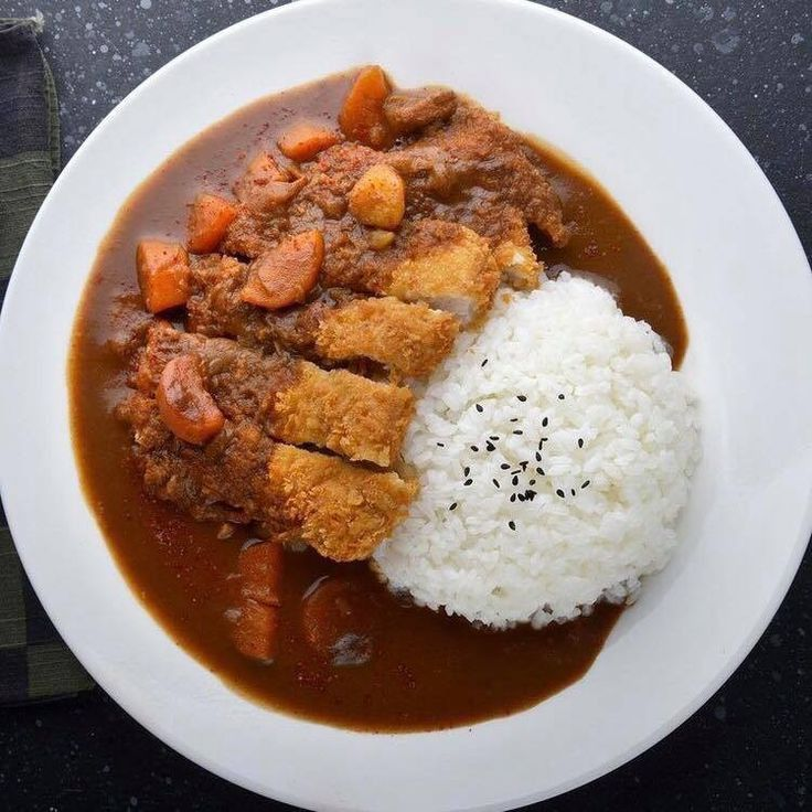 Cơm cà ri Nhật có màu nâu sẫm, được hầm cùng thịt và rau củ (Nguồn: Internet)