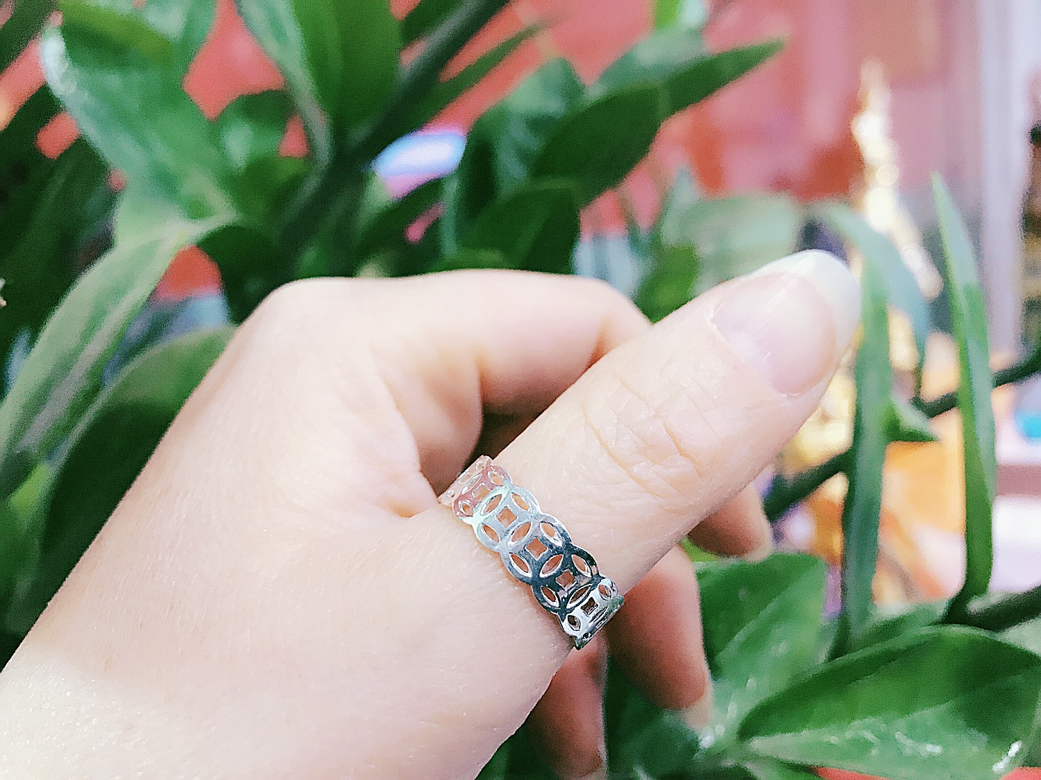 Tránh tháo nhẫn kim tiền thường xuyên thay đổi ngón liên tục (Nguồn: Internet)