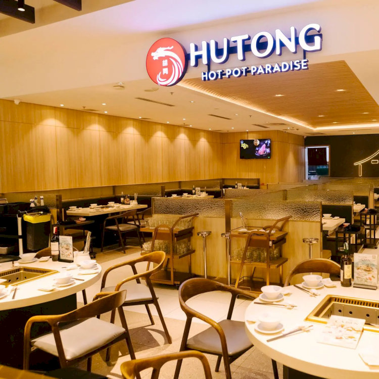 Hutong nổi tiếng với nước lẩu đỏ Hong Kong cay nồng, đậm vị thảo mộc và ớt khô (Nguồn: Internet) Hutong nổi tiếng với nước lẩu đỏ Hong Kong cay nồng, đậm vị thảo mộc và ớt khô (Nguồn: Internet)