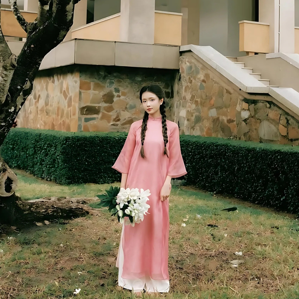 Tóc tết đuôi ngựa thanh lịch phù hợp với áo dài nhẹ nhàng