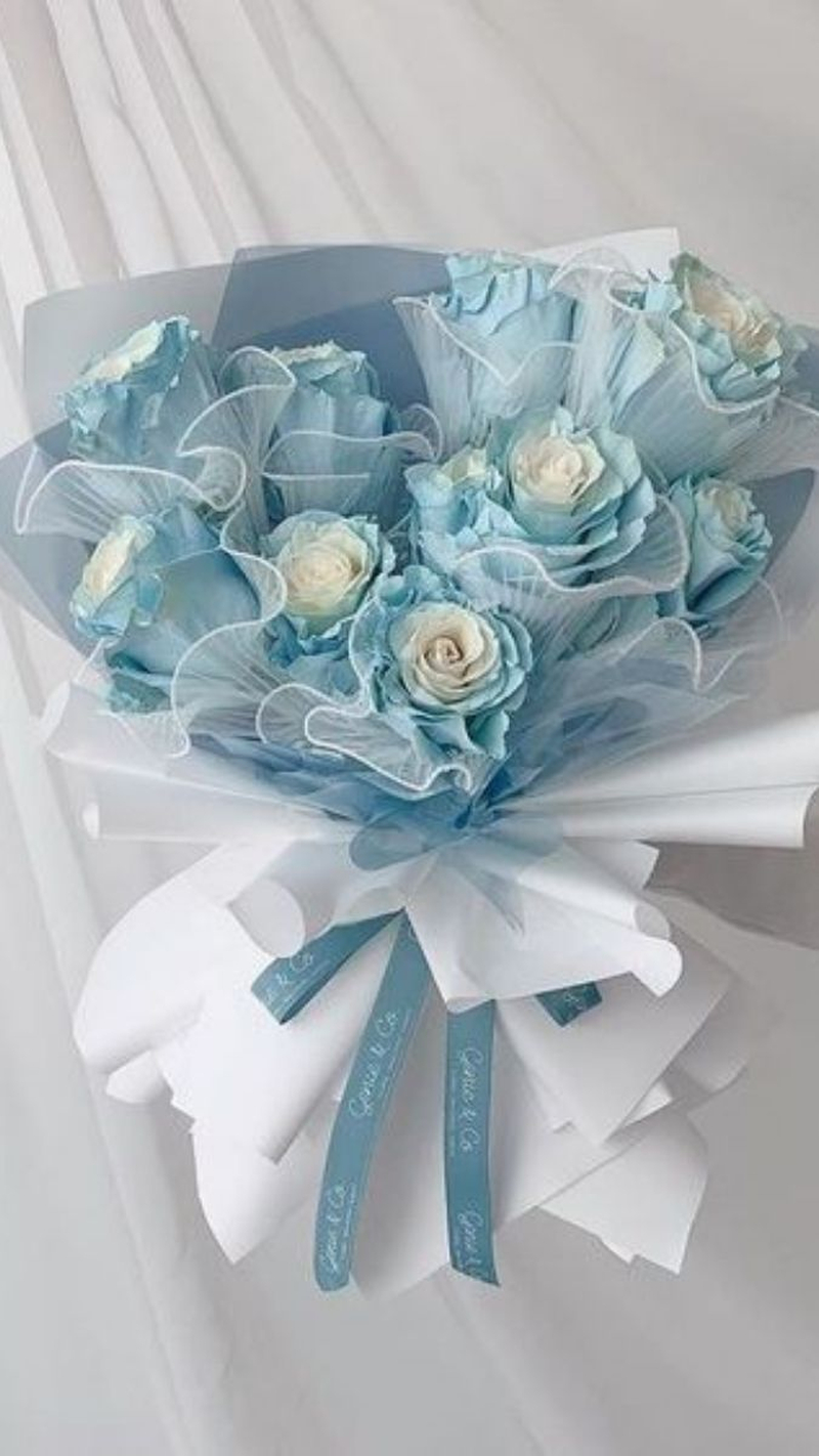 Bó hoa hồng xanh phối giấy gói cùng tông màu tạo điểm nhấn hiện đại, độc đáo. (Nguồn: Internet)
