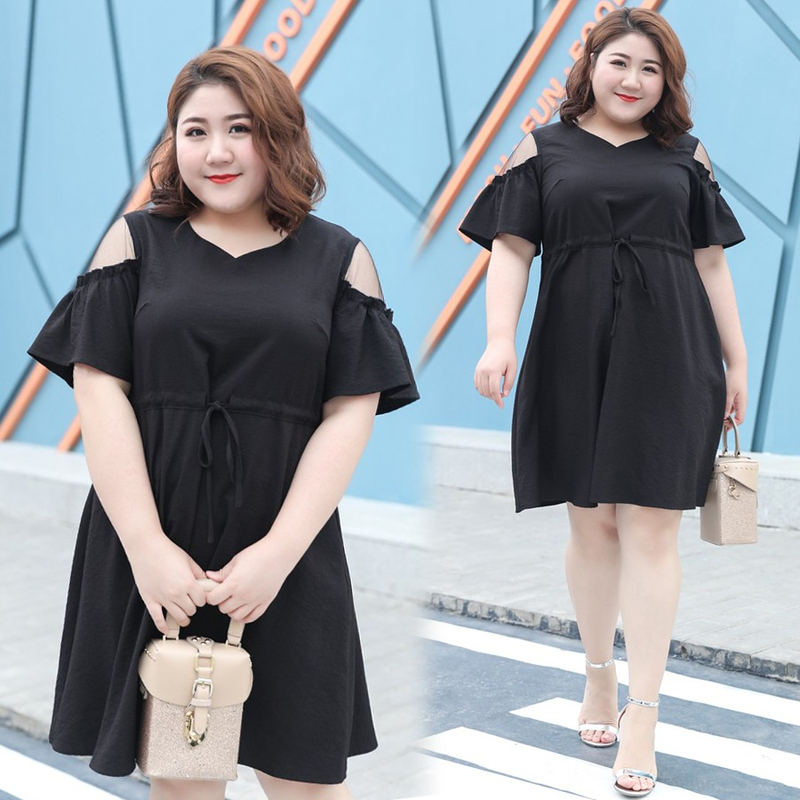 Đầm suông tối màu kết hợp cùng phụ kiện tạo nên phong cách sang trọng và thanh lịch (Nguồn: Internet) Đầm suông tối màu kết hợp cùng phụ kiện tạo nên phong cách sang trọng và thanh lịch (Nguồn: Internet)