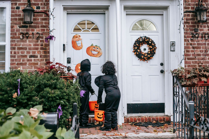 Vòng hoa Halloween kết hợp cành khô, bí ngô mini và hình dơi giúp cửa ra vào thêm nổi bật. (Nguồn: Internet)
